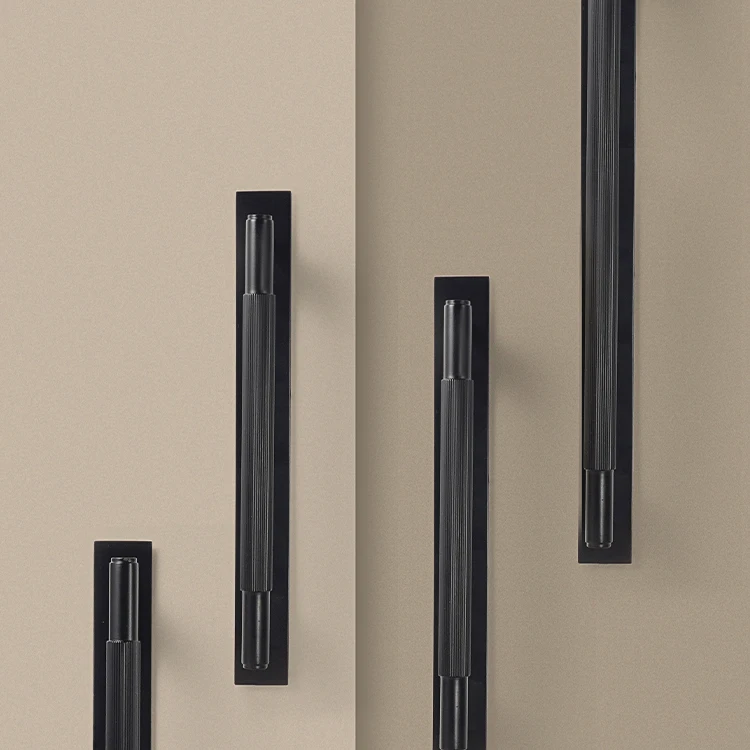 Dooroom Massiver Messinggriff in Schwarz mit Geradlinigem Muster, Moderner Stil, Schrank- und Kühlschranktürgriff, Schubladenknöpfe, Hardware-Griffe – Detail 1