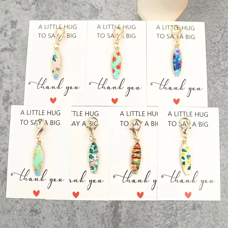 7 llaveros de tabla de surf de dibujos animados en 2D, combinados con una tarjeta con un mensaje de agradecimiento, frescos y reconfortantes, perfectos como regalo de agradecimiento o recuerdo, adecuados para regalar a colegas, amigos o para usar durante 