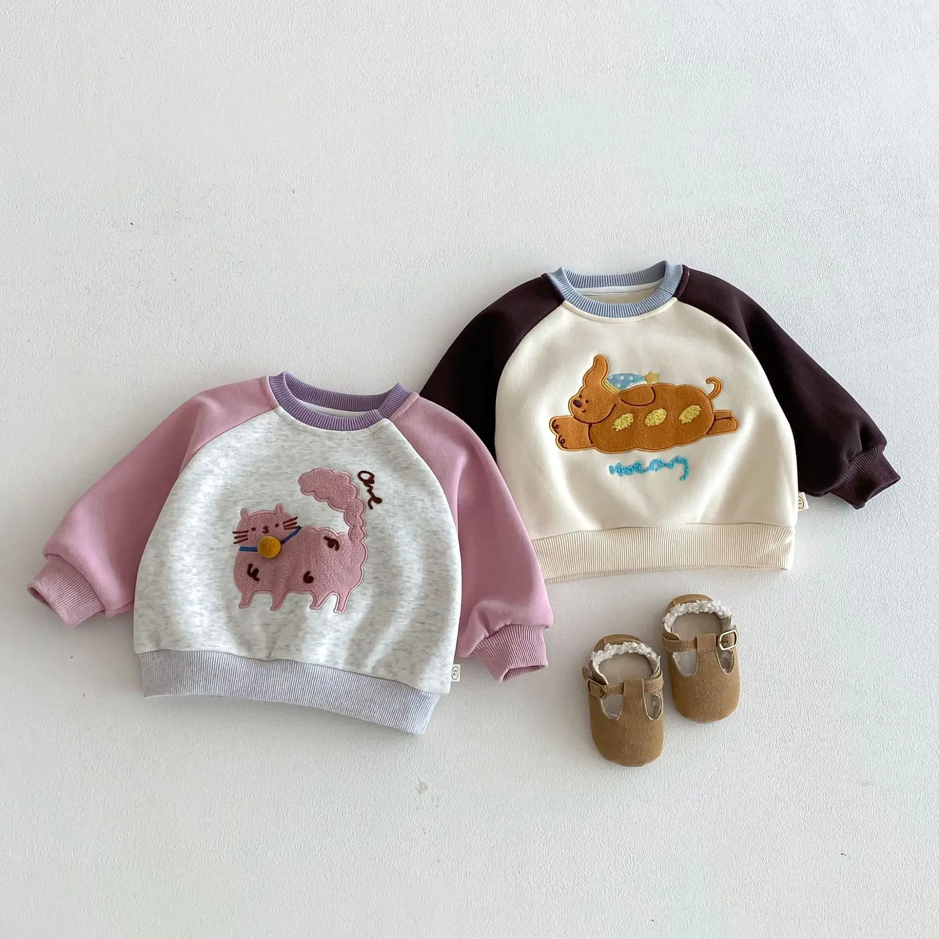 

Winter 2025 Kids Clothes Cartoon Cat Dog Plush Patch Sweatshirt Fleece Lined Raglan Sleeve Top 0-5Y Children's Pullover