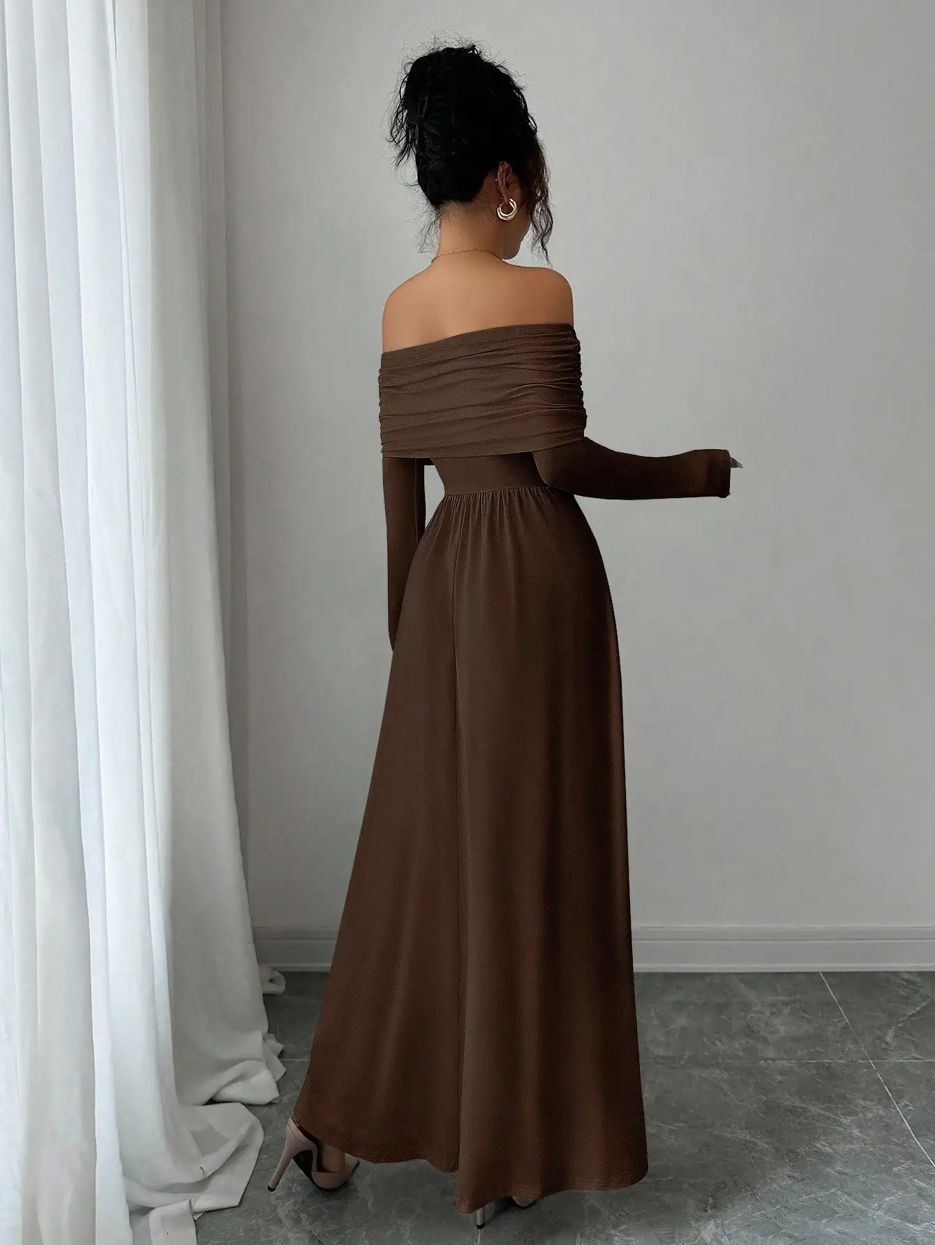 

Женское однотонное плиссированное платье с открытыми плечами и длинными рукавами, длиной в пол