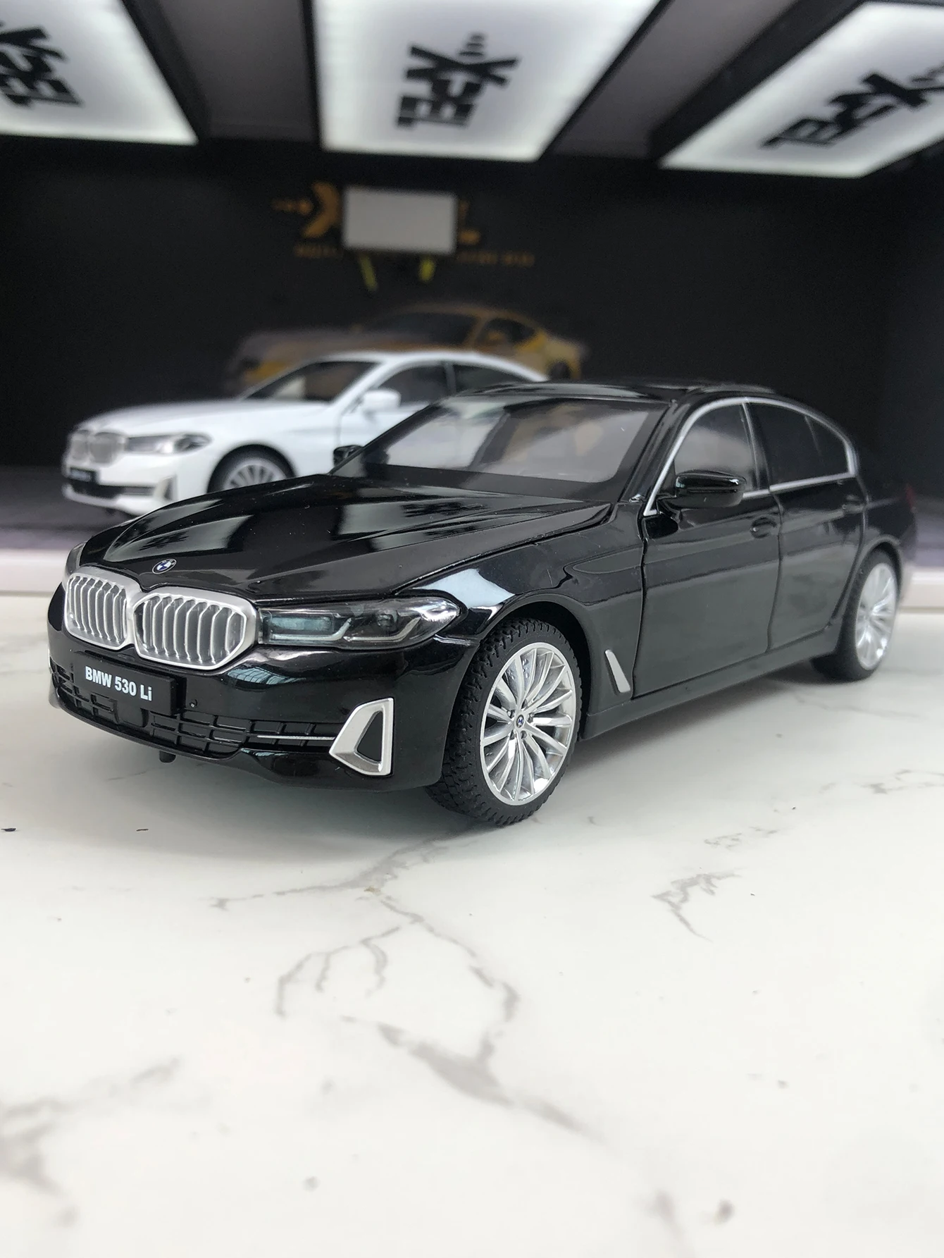 

1:24 имитация модели автомобиля BMW 530Li из цинкового сплава, статическое украшение, металлический коллекционный подарочный автомобиль