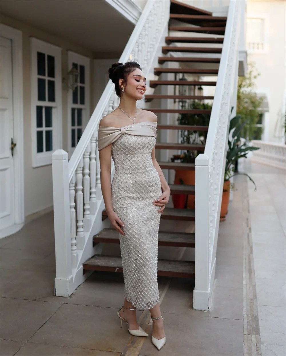 ชุดแต่งงานทรงเมอร์เมดสีเบจแบบมีสายผูกโบว์สั่งตัดจากโตเกียว ประดับเพชร แขนกุด ยาวระดับข้อเท้า ดีไซน์หรูหรา ปี 2025