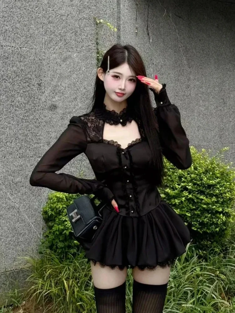 

Сексуальный кружевной комплект с вырезами: топ с длинными рукавами и короткая юбка. Женский костюм-двойка для ранней осени 2025 года. Новинка. Модный комплект в стиле Pure Desire.