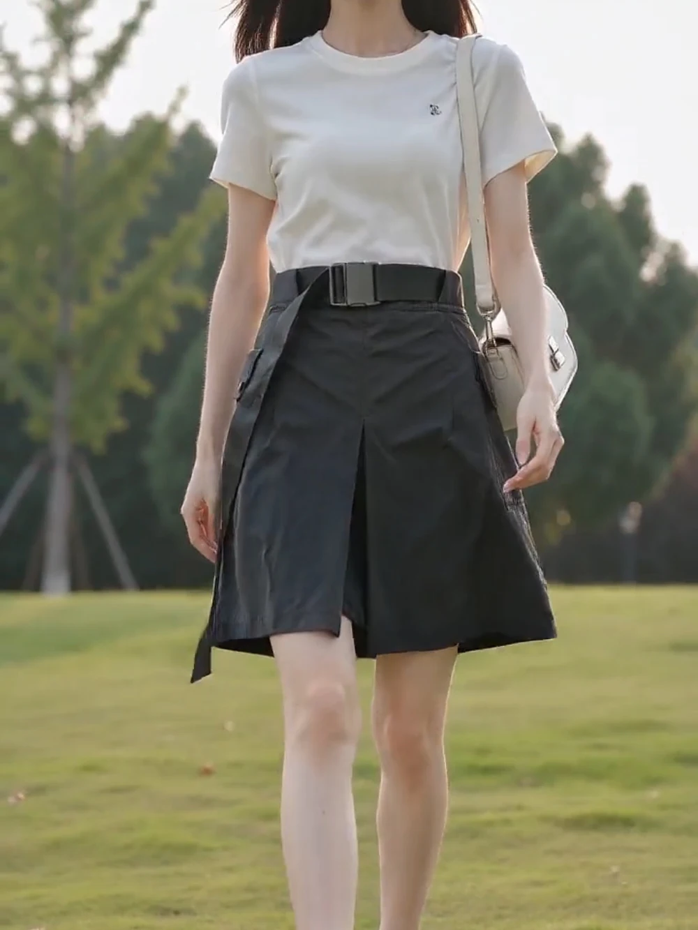 Damen High-Waist A-Linien-Shortsrock mit verstellbarem Gürtel, Seitentaschen & Schlitz am Saum – Schwarzes, vielseitiges Outfit für die legere Bürodame – Detail 9