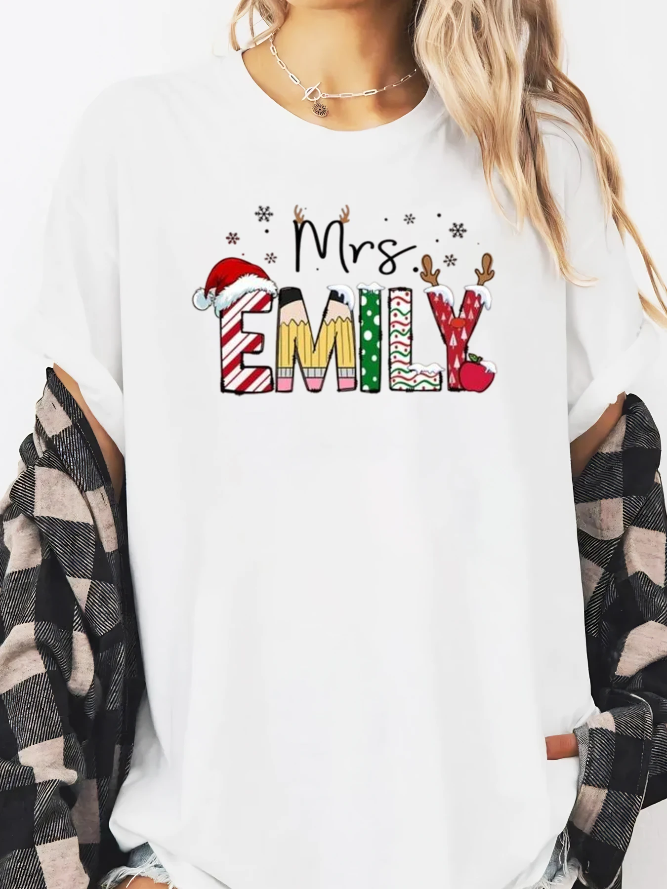 تي شيرت Mrs Emily مطبوع عليه عيد الميلاد بأكمام طويلة للنساء لحفلات العطلات كاجوال باللون الأبيض مقاس كبير #1