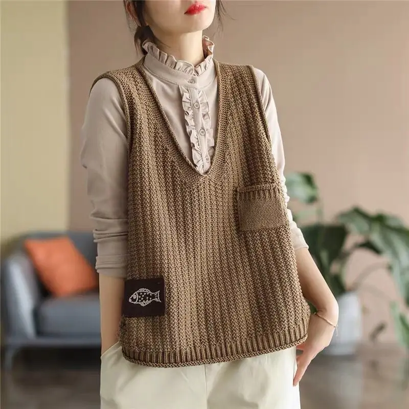 Retro Label V-neck Vest Knitted Vest for Women, Spring 2024 New Large Loose Casual Hoodie Clip