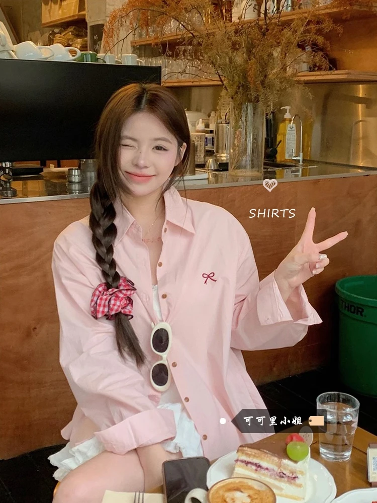 

Розовая блузка с вышивкой в виде банта, женская свободная повседневная модель с длинным рукавом, весна 2026, новинка в стиле Gentle Wind