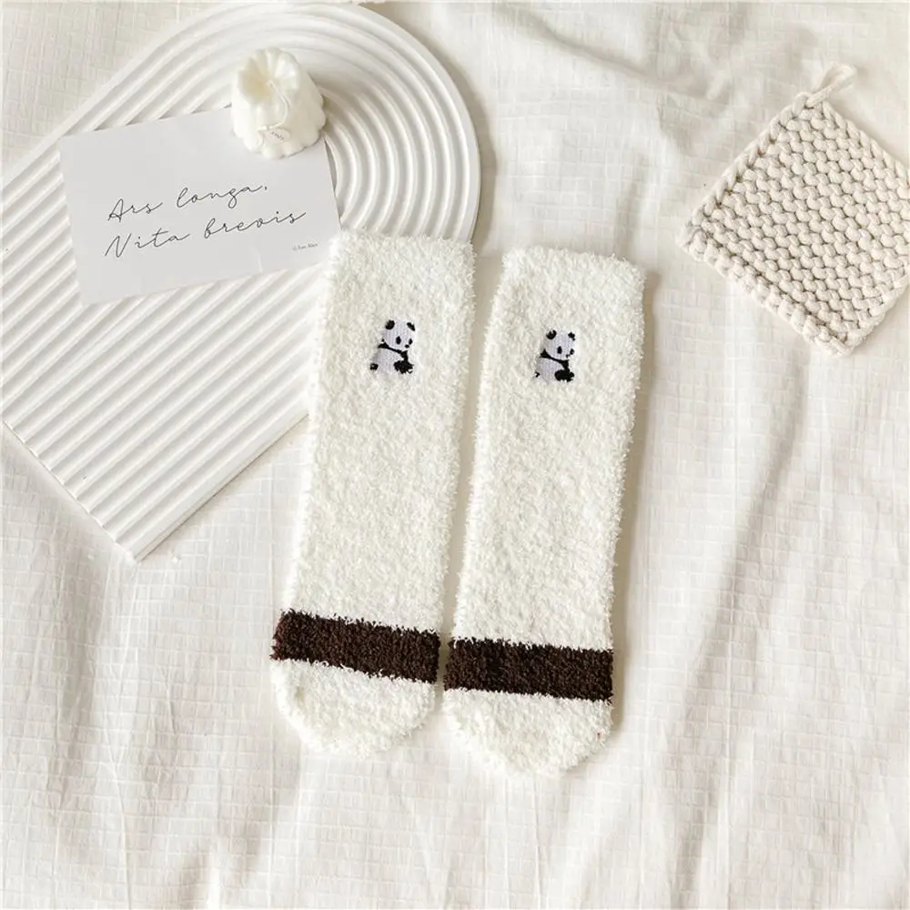 Calcetines de tubo medio estilo Harajuku Panda bordado Coral polar calcetines para dormir en casa calcetines de suelo Otoño Invierno calcetines de mujer