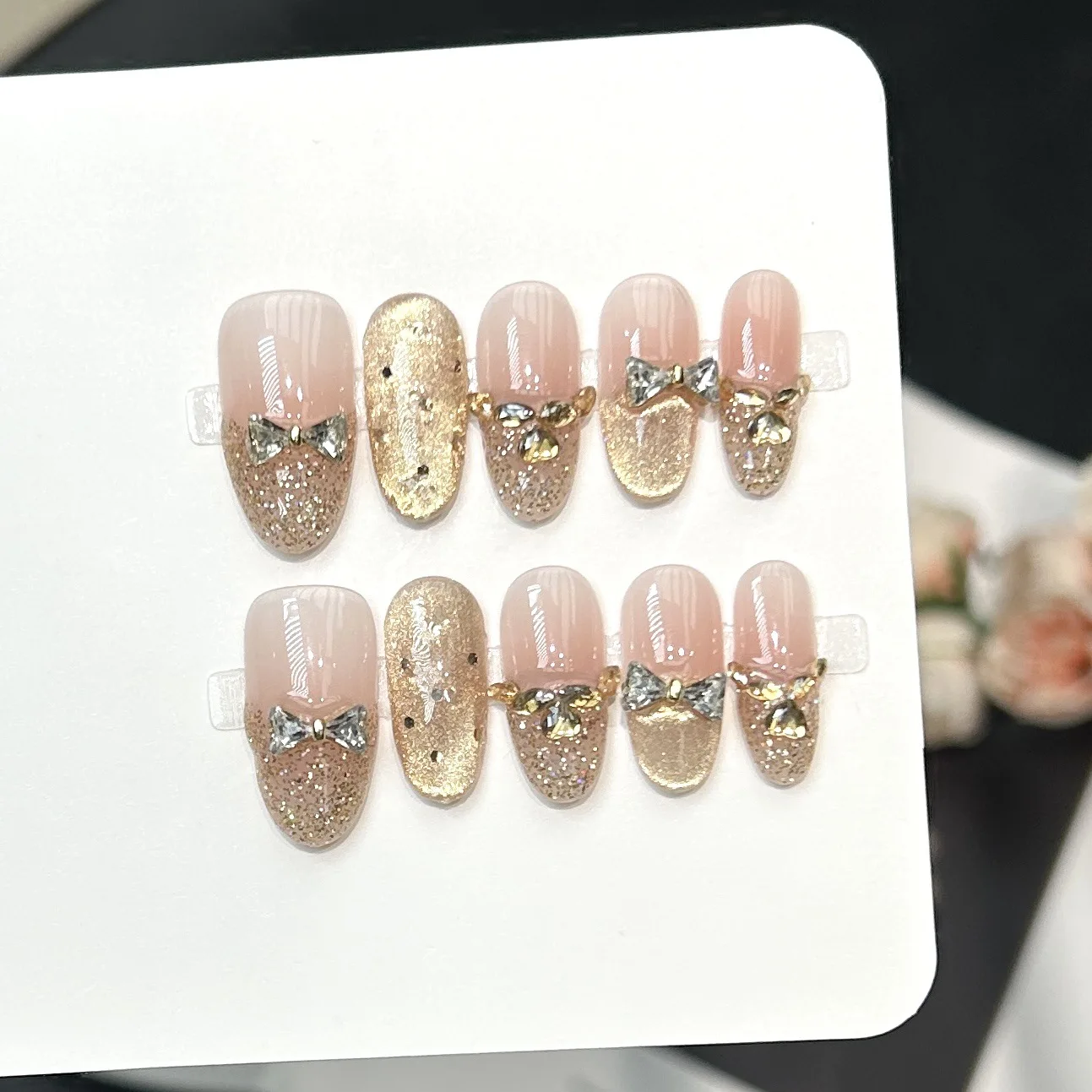10 Stück handgefertigte Press-on-Nägel mit Glitzer-Diamant-Schleife, koreanische künstliche Nägel, tragbare Vollabdeckung, mittelgroße ovale künstliche Nagelspitzen