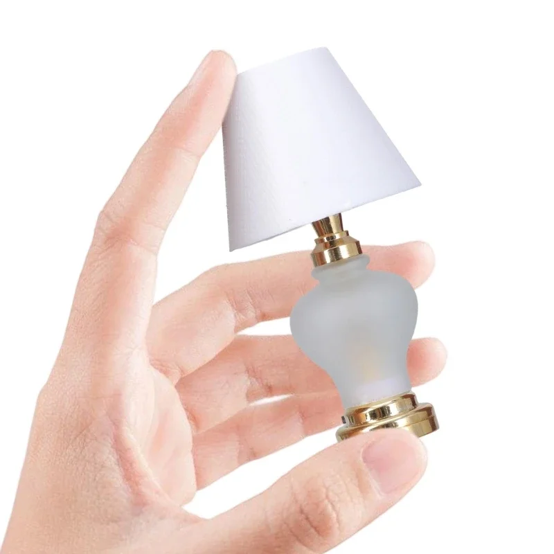 Schlafzimmer Weiße Tischlampe Miniaturmöbel Modell Puppenhäuser Zubehör Realistische Beleuchtung Spielzeug Spielset 1:12 15UB