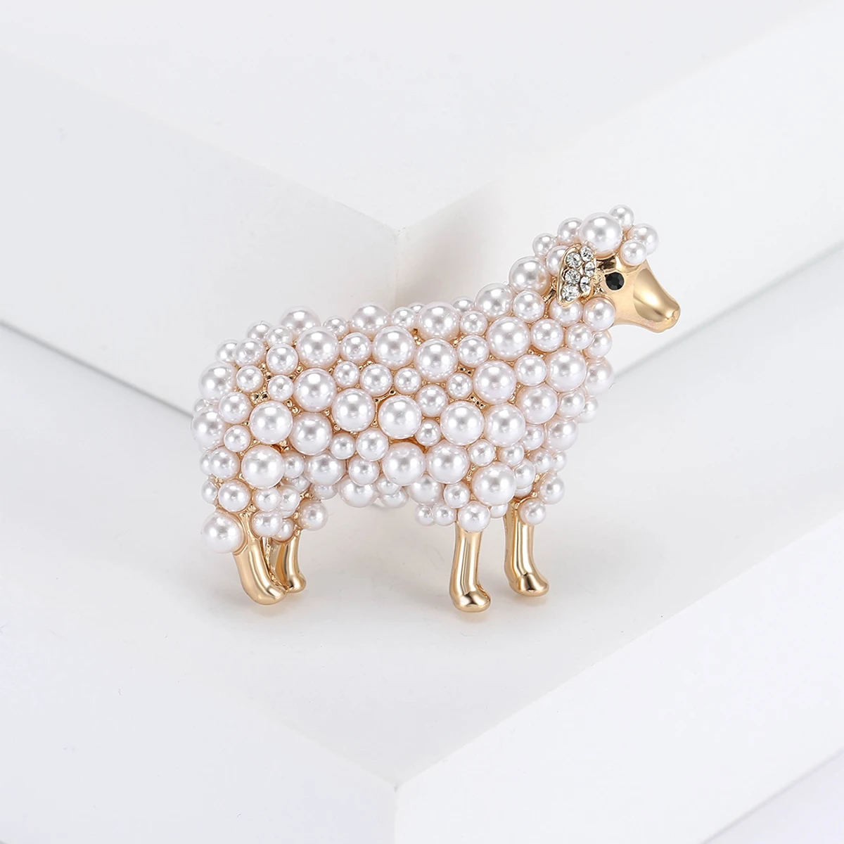 Pearl Sheep Brooches for Women Unisex Enamel Cute Animal Pin 3 Colors Available Banquet Party Backpack Gifts Jewelry Accessories