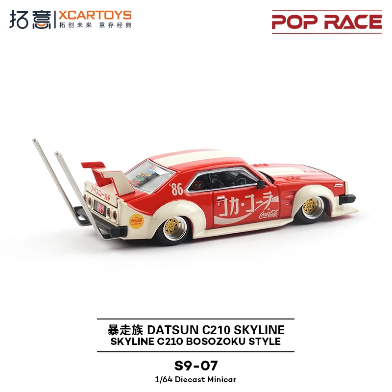 Xcartoys poprace 1/64 liga nissan skyline c210 supercar ornamento colecionável, um modelo de carro de corrida do tiranossauro rex