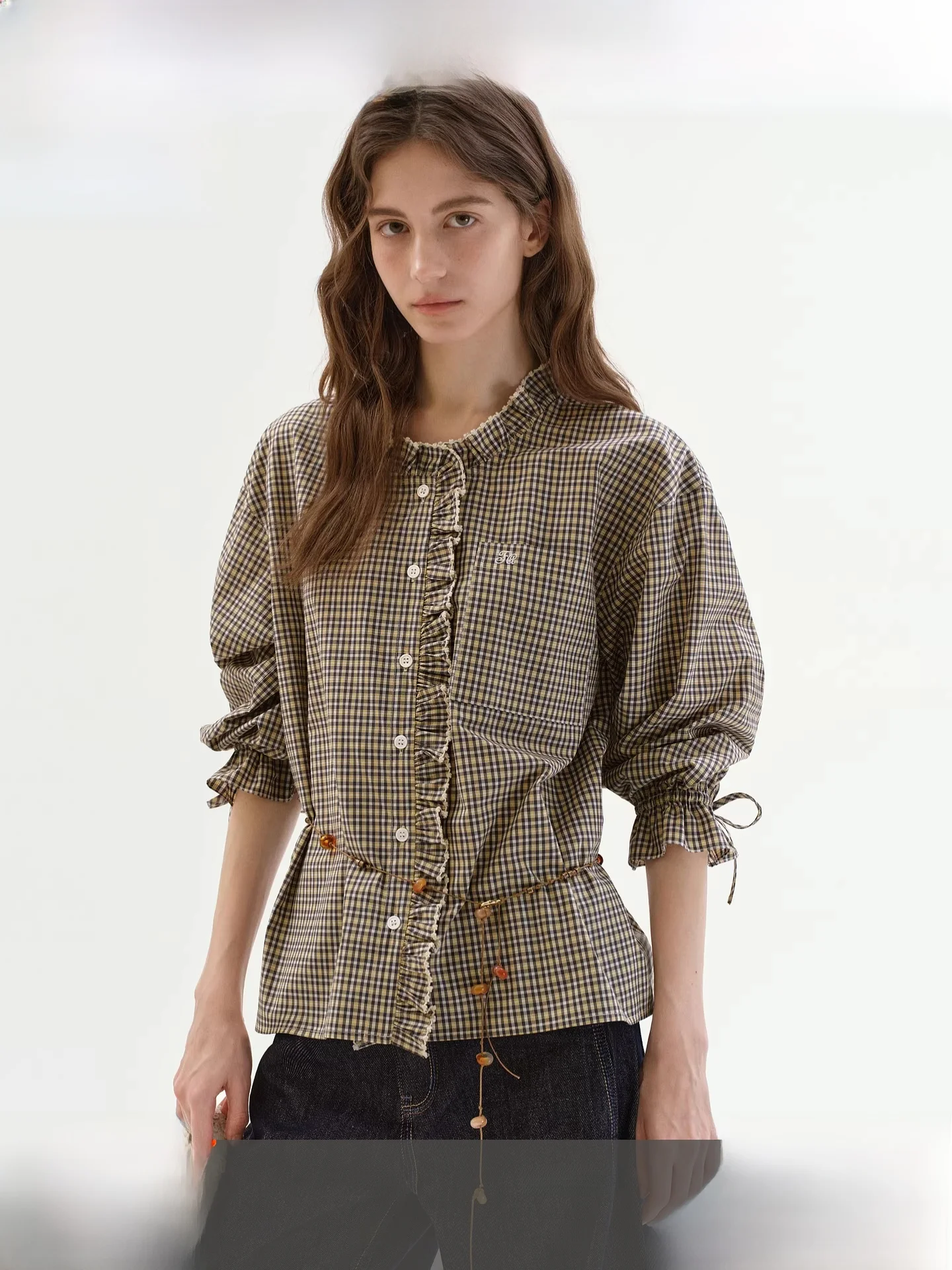 

Женская блузка Fano Spring 2026 с воротником, вышивкой, оборками, цветовыми блоками, клетчатым узором, рукавом до локтя и завязками в корейском стиле