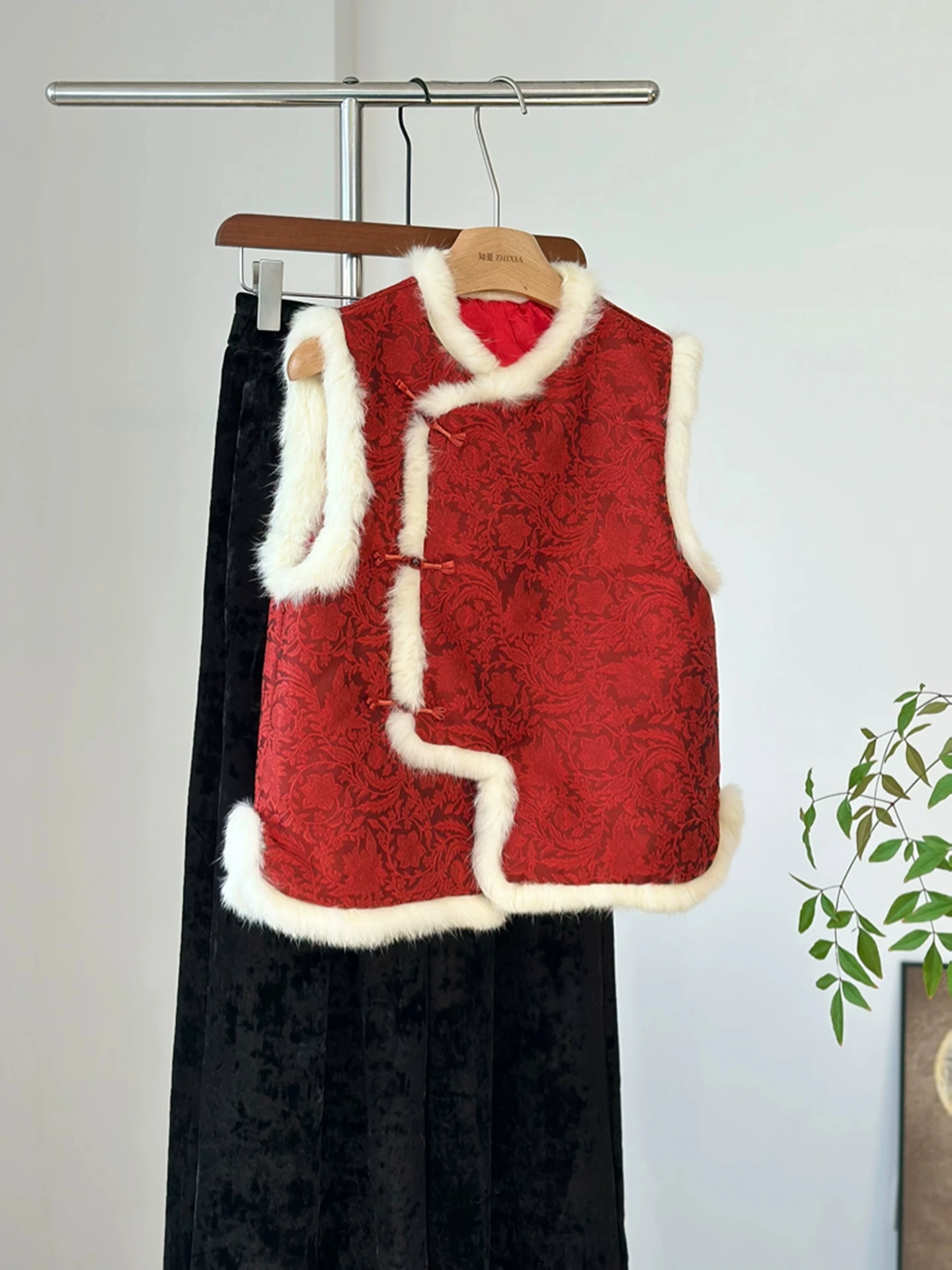 

Новый китайский жилет из меха кролика с красной боковой пуговицей, хлопковая вставленная женская куртка, традиционный новогодний eeting Ou...