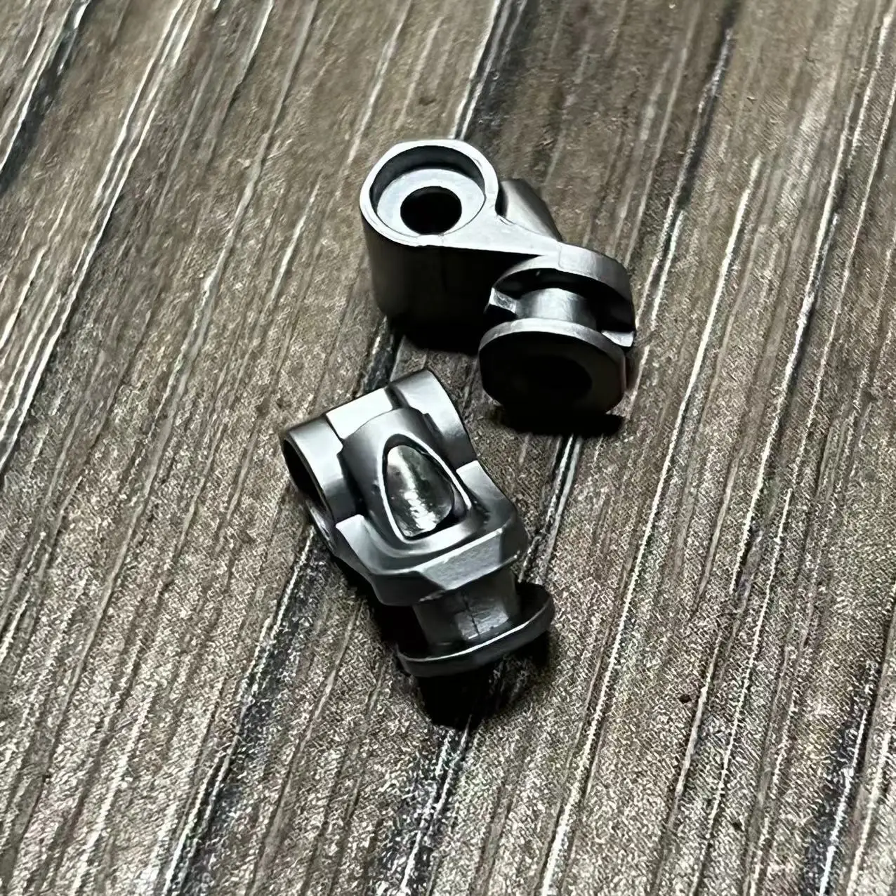 Oryginalne zamienne części zamienne do słuchawek bezprzewodowych Bose QC25 QC35 QC35II QC45 zawias śruby wału obrotowego metalowe części naprawcze — zdjęcie produktu 2