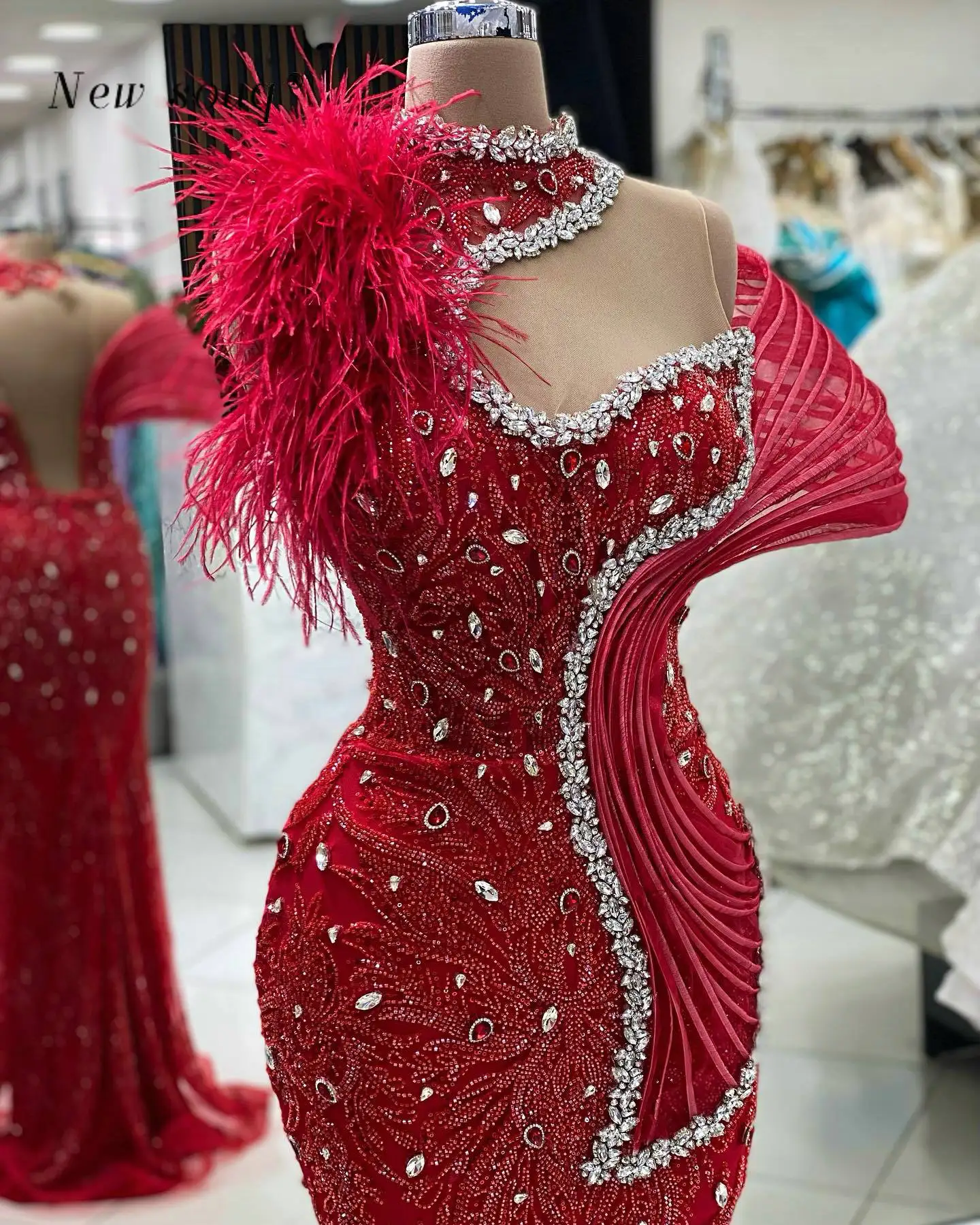 ชุดราตรีทรงเมอร์เมดสีแดงยาวประดับคริสตัลและขนนกหรูหราสำหรับงานแต่งงานและงานเลี้ยง