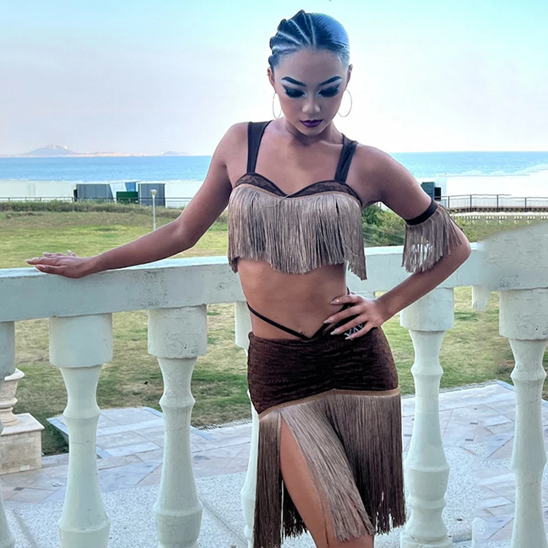 

Новый костюм для латинских танцев, женский коричневый топ с кисточками, юбка для взрослых, одежда для выступлений, платье для румбы, самба, ча-ча, тренировочная одежда DNV18793