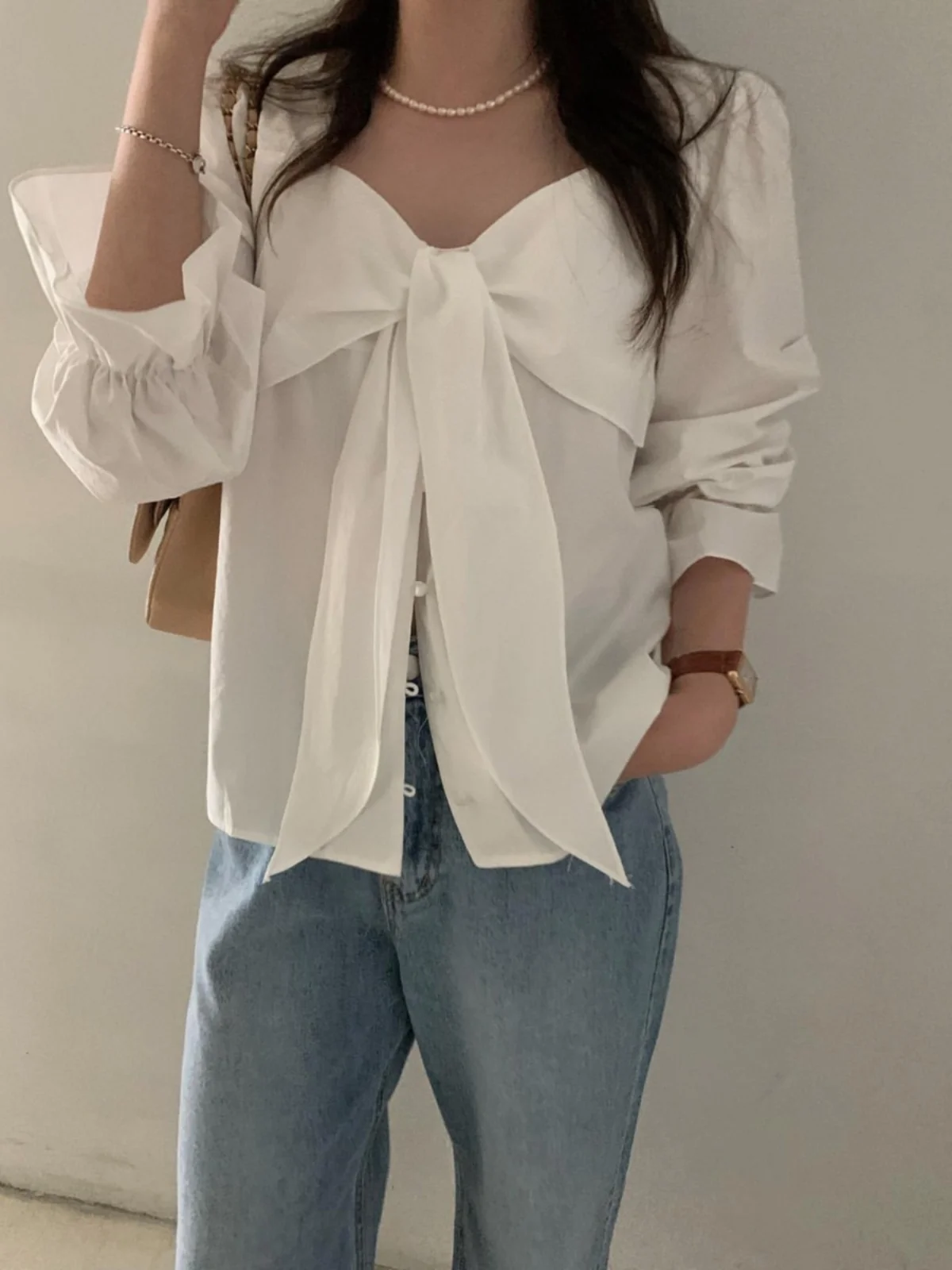 

Белая женская блузка весна 2024 с квадратным воротником, дизайнерским узлом, расклешенными длинными рукавами, свободного кроя, однотонная