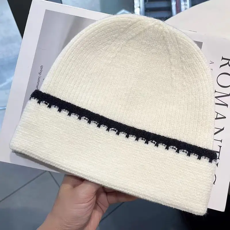Minimal farbblockierende gestreifte Strickmützen für Damen, vielseitig einsetzbar im Herbst und Winter, modische und trendige warme Mützen – Detail 4