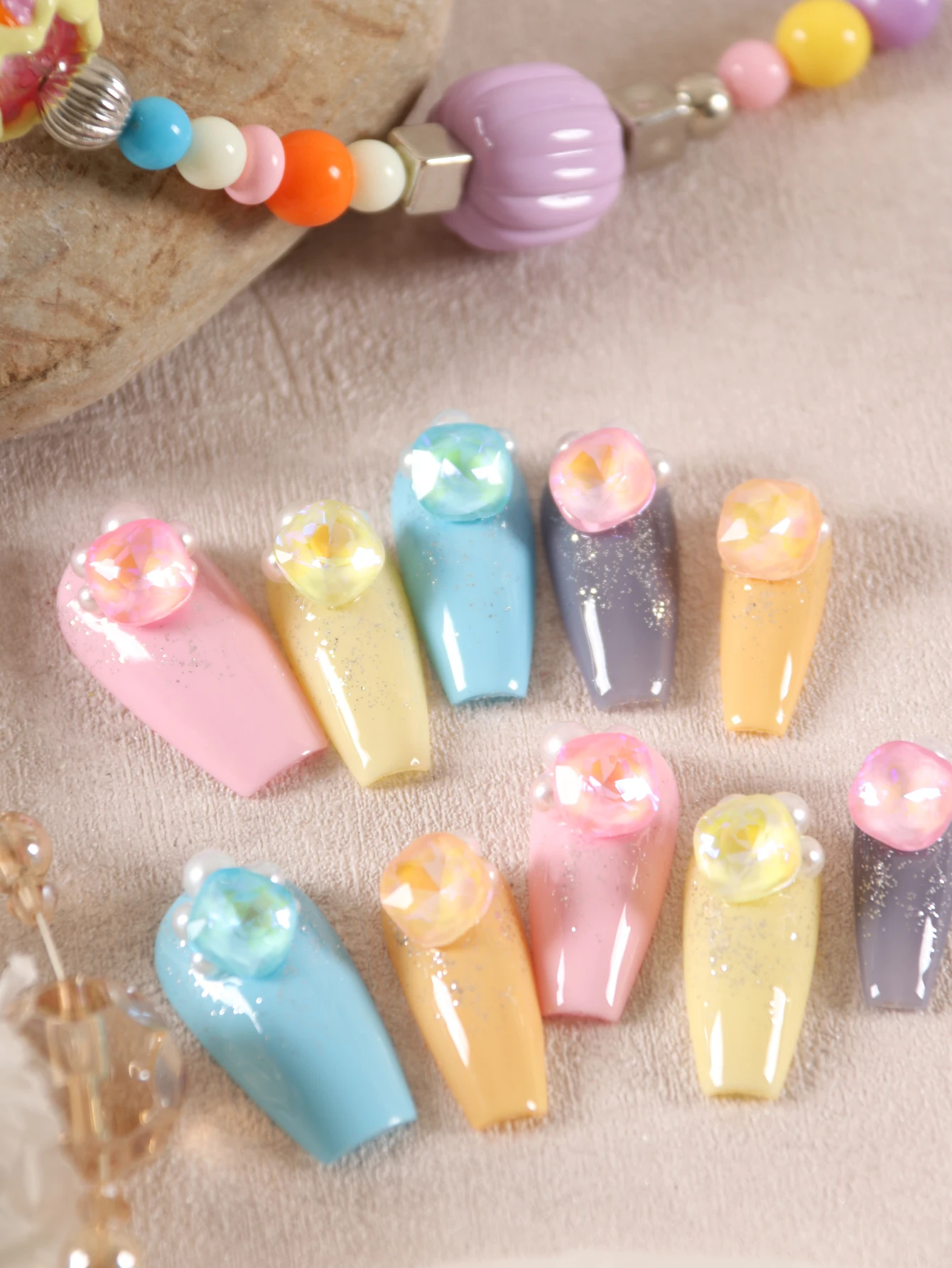 10 Stück Aufklebenägel Kurze Bunte Glitzer-Diamant-Nägel in Rosa, Blau und Gelb, Inklusive 1 Blatt Klebestreifen & 1 Mini-Feile
