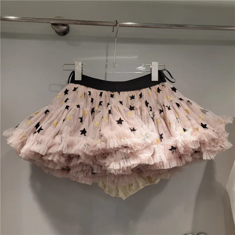 

Новая коллекция весна-лето 2026: модная многослойная короткая юбка-пачка из сетки с золотым звездным узором, нежная и элегантная.