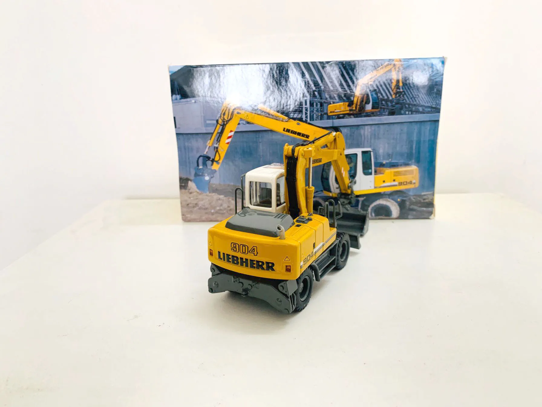 A904 Wheel Excavator With Tools 1:50 Scale Die-Cast Collection Model 58004 New in Box