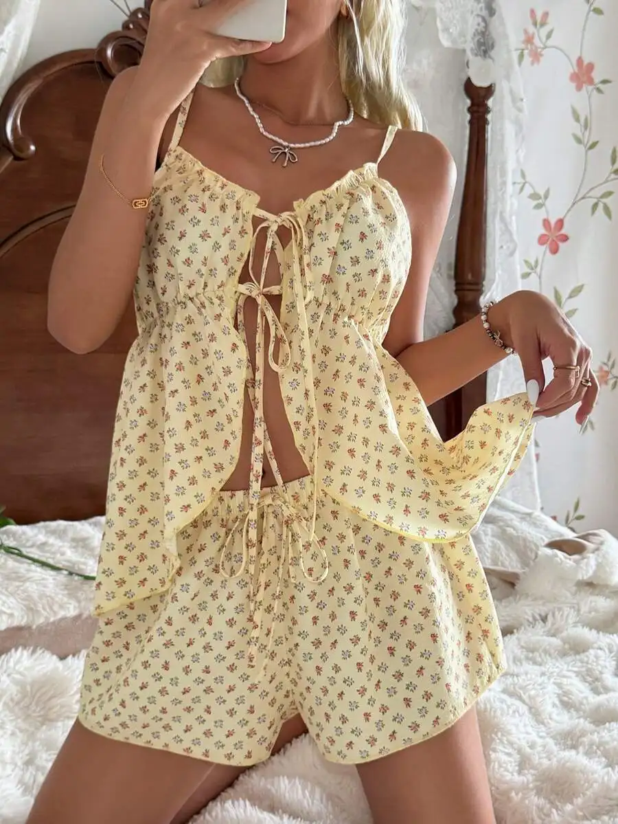 

2pcs Romantic Ditsy Floral Tie-Front Camisole And Low-Waist Knotted Shorts Pajama Set