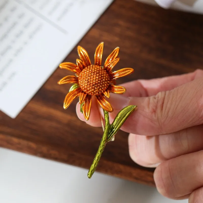 Elegant Retro Sunflower Brooch, Stylish Simple Flower Lapel Pin, Multi-match Accessory for Suits, Ideal Gift for Fashion Lovers