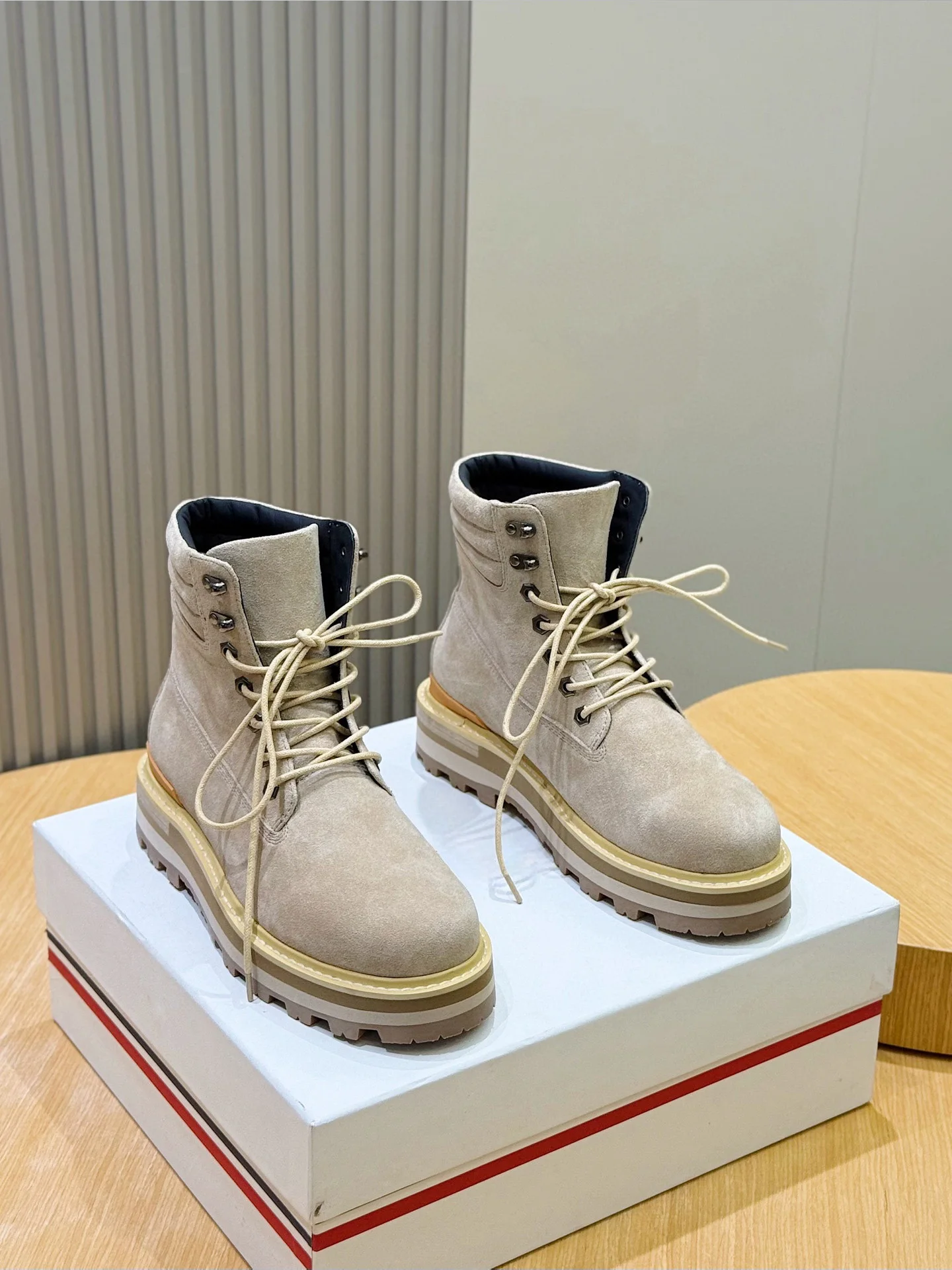 

Высокие сапоги на меху на толстой нескользящей подошве, стильный дизайн на шнуровке, удобные для повседневной носки, новые стили осень и зимы.