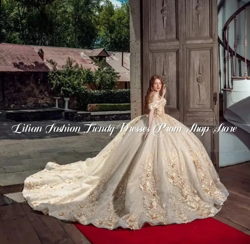 แชมเปญเจ้าหญิงแฟนตาซี Quinceanera ชุดรถไฟ Cathedral ประกาย Tulle 3D ดอกไม้ลูกไม้ Appliques vestidos de xv ปีที่กําหนดเอง