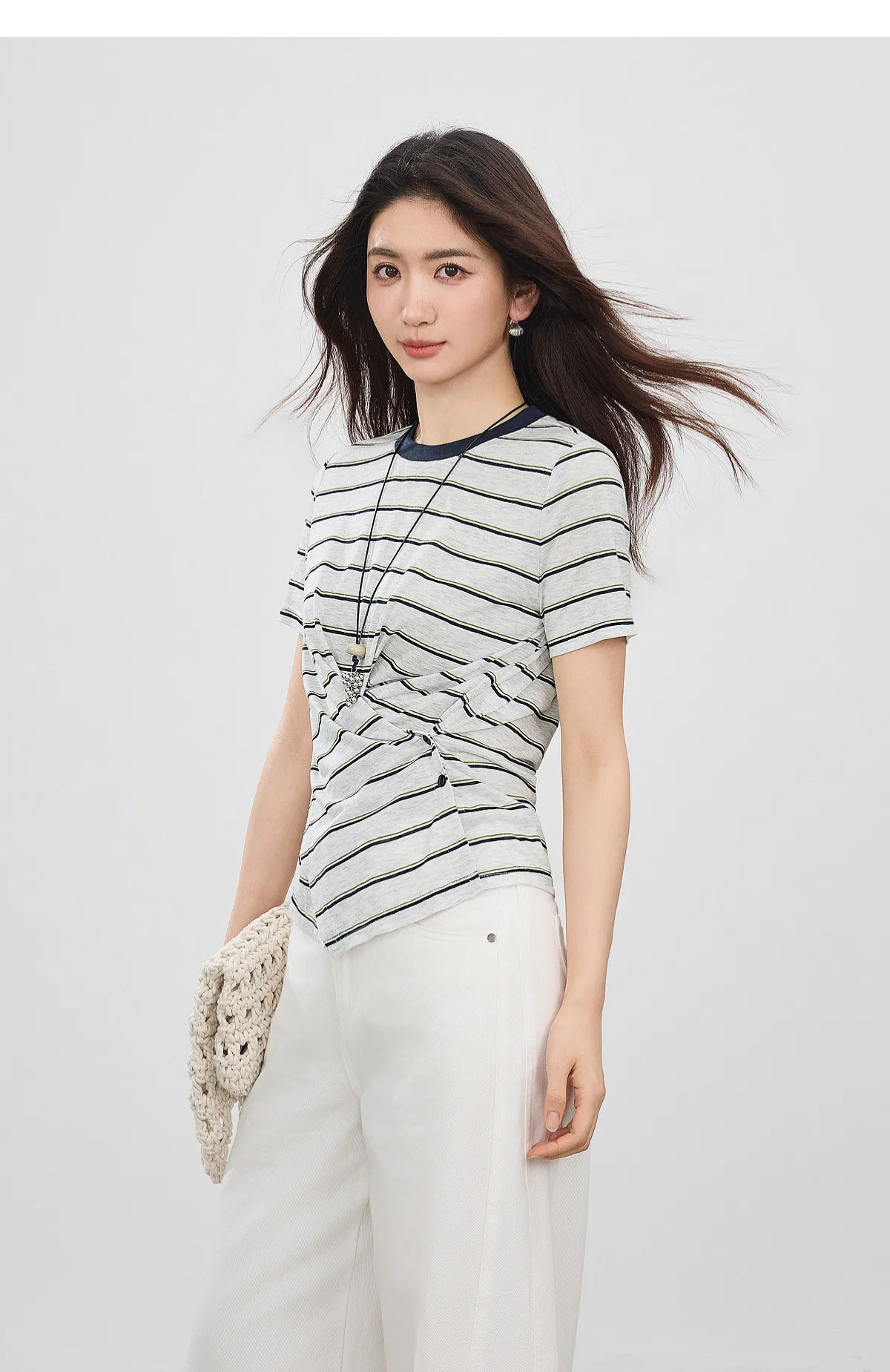 SENTUBILA Damen-Strickoberteil mit Rundhalsausschnitt und Kontraststreifen, Sommermode 2026, kurzärmeliges T-Shirt mit Twist-Front-Schlitz und Knöpfen Q62TC7208 – Detail 32