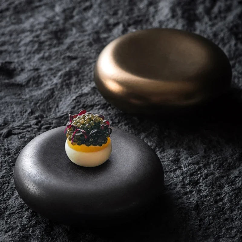 Plato de aperitivos de preescantar de estilo francés con un alto sentido de comida occidental, platos pequeños exquisitos y platos de postre creativos