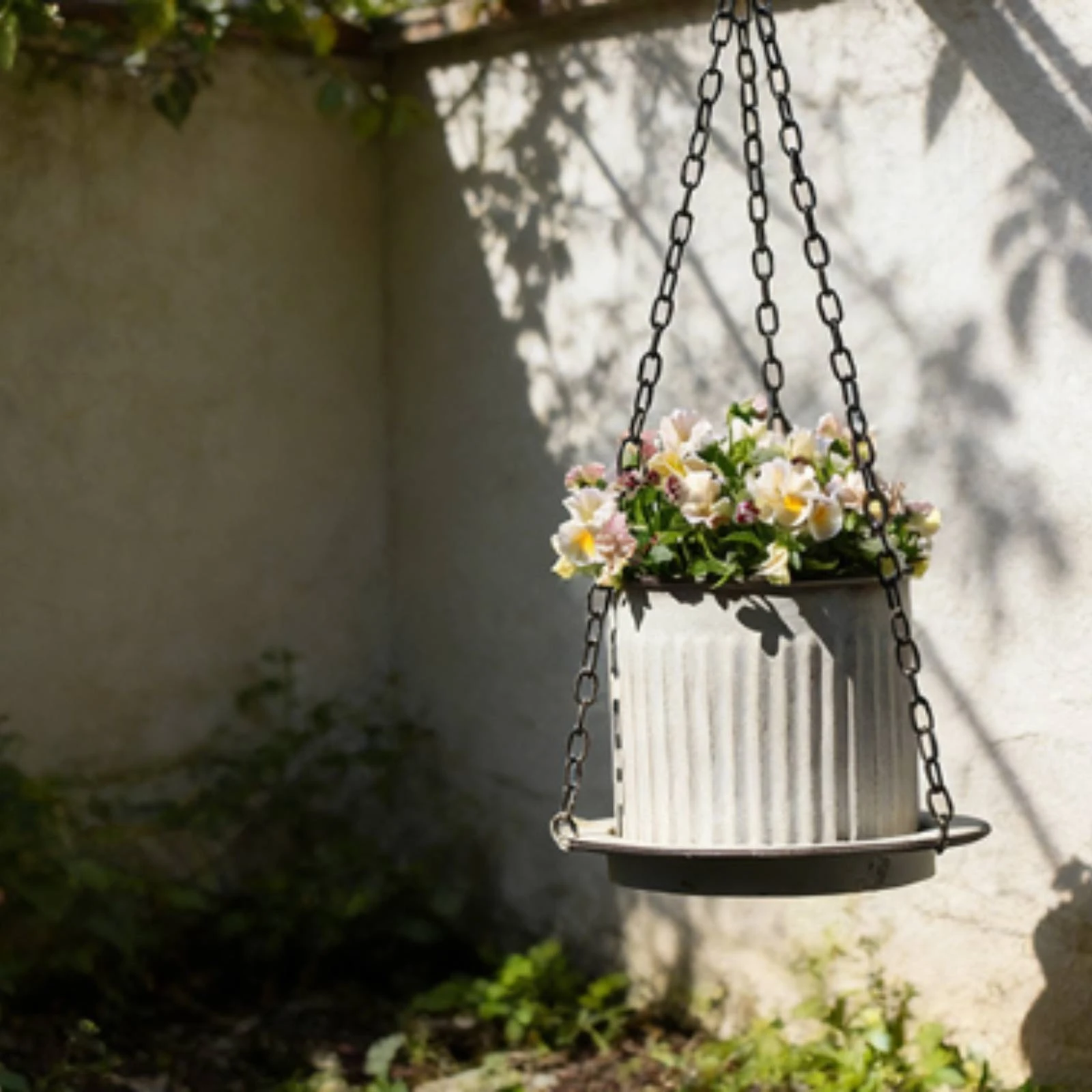 Hanging Metal Planter Removable Saucer Ribbed Hanging Planter Indoor and Outdoor Use Decorative
