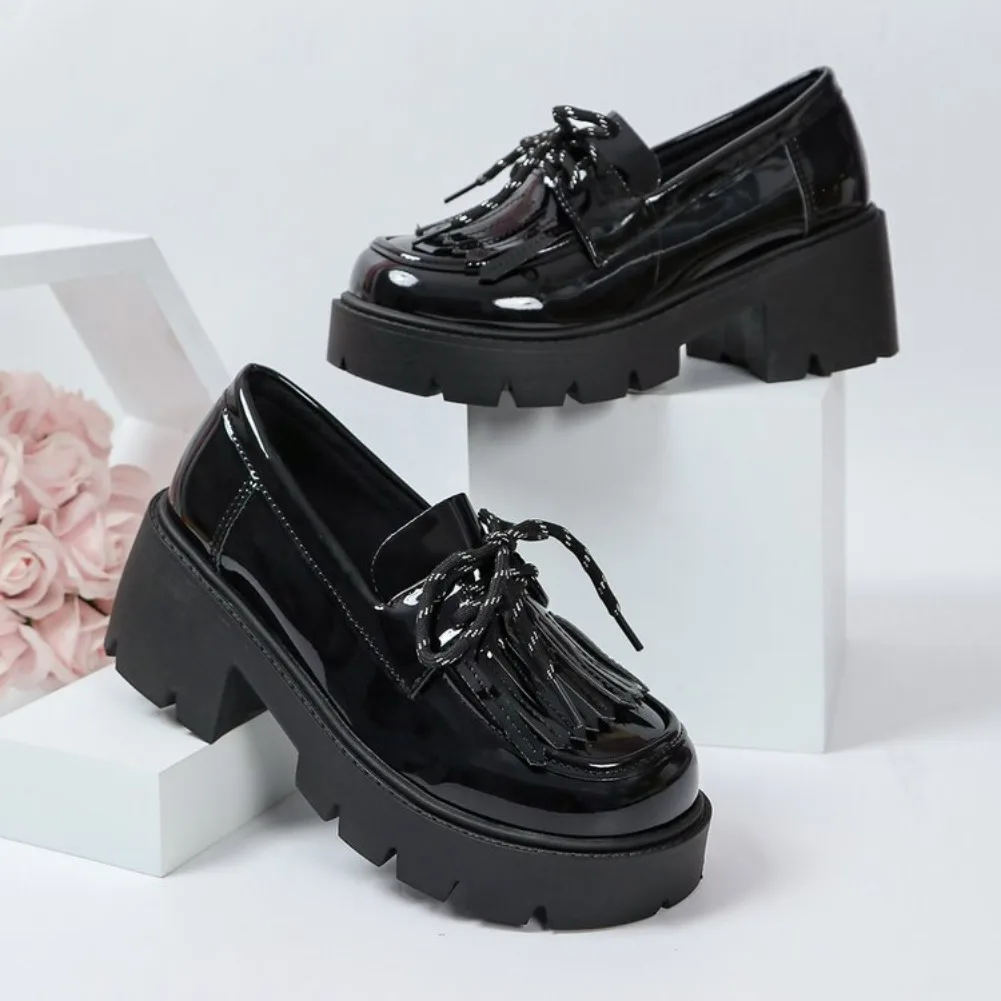 Mocasines de Mujer con Plataforma, Punta Redonda, Tacón Grueso, Acabado Brillante, Estilo Casual, con Flecos y Detalles de Encaje
