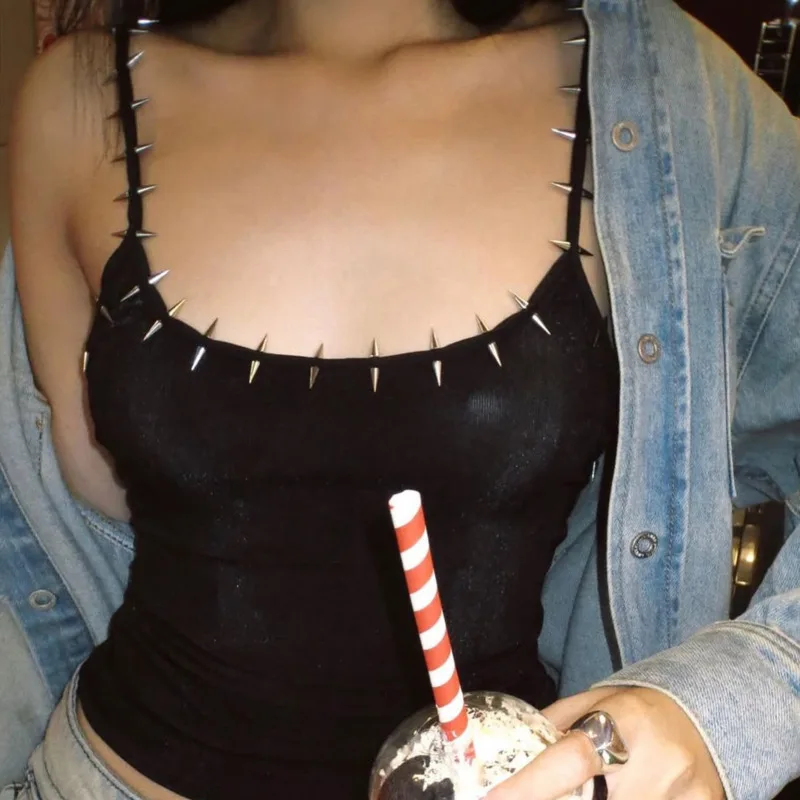

Майка без рукавов с заклепками в стиле панк, черный облегающий готический топ на бретелях, однотонный укороченный топ в стиле гранж Y2k для девочек, уличная женская летняя одежда