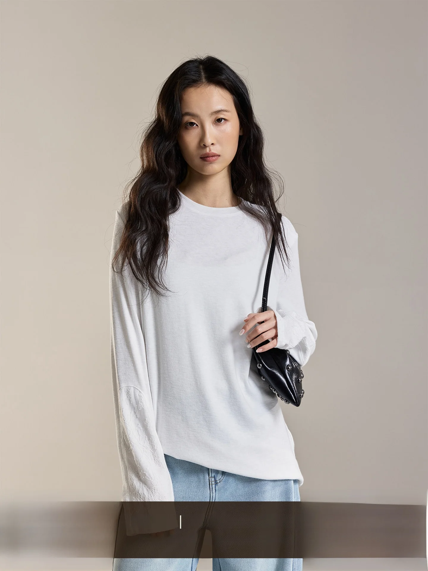 

Свободная футболка с длинным рукавом и круглым вырезом, с кружевными манжетами, матовая белая, из смеси хлопка, модала и полиэстера, немнущаяся, дышащая.