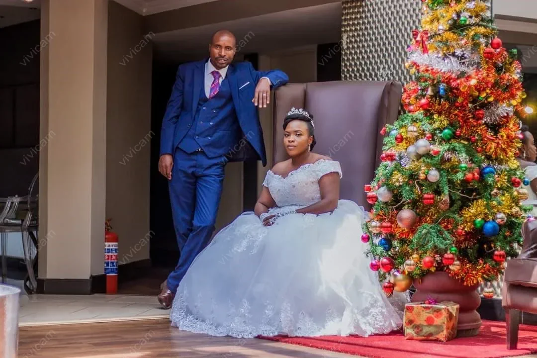 Maßgeschneiderte modische schulterfreie Brautkleider mit Herzausschnitt und Hofschleppe, Spitzenroben de Soirée, Ballkleid-Brautkleider