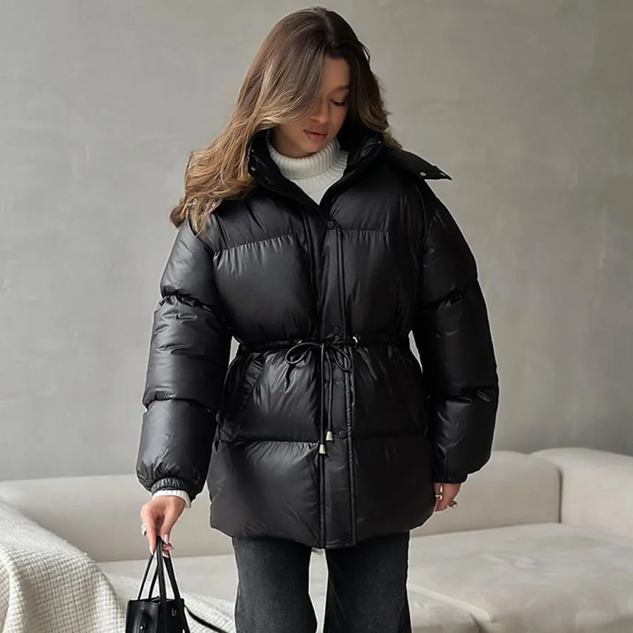 

Модная стеганая куртка с завязками на талии для женщин, зима 2025, новые хлопковые пальто с высоким воротом и капюшоном, черная теплая стеганая одежда на молнии
