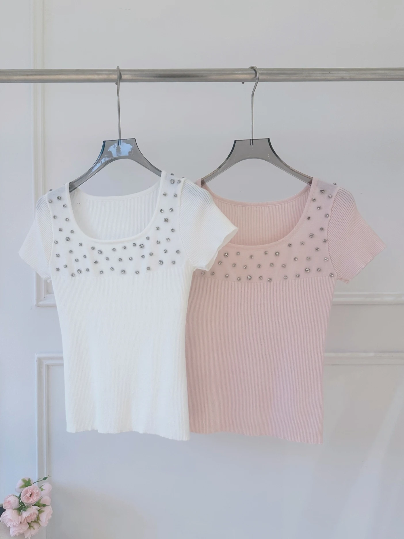 

Элегантная женская трикотажная футболка с короткими рукавами, украшенная стразами, с квадратным вырезом, приталенного кроя, роскошная модная одежда для весны