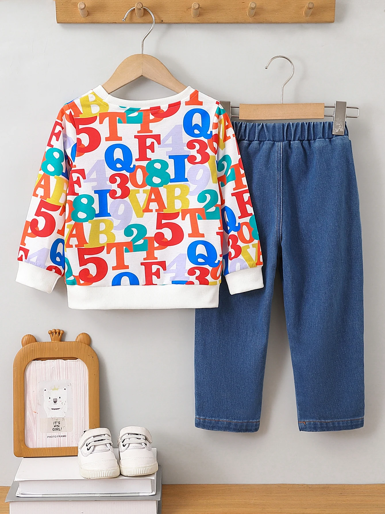 طقم جينز كاجوال للأولاد مطبوع عليه أرقام حروف، تصميم بفتحة خصر مرنة، مريح للارتداء اليومي، طباعة شخصيات متعددة الألوان #2