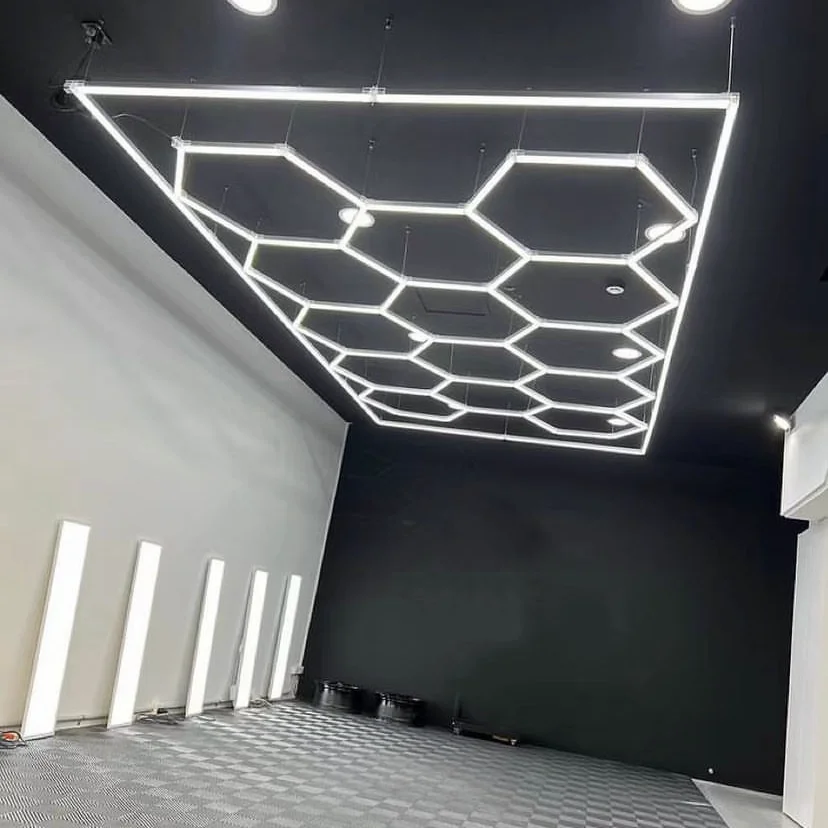 Maßge schneiderte LED-Hexagon-Licht, moderne Decke, Auto, Werkstatt, LED-Licht für Showroom