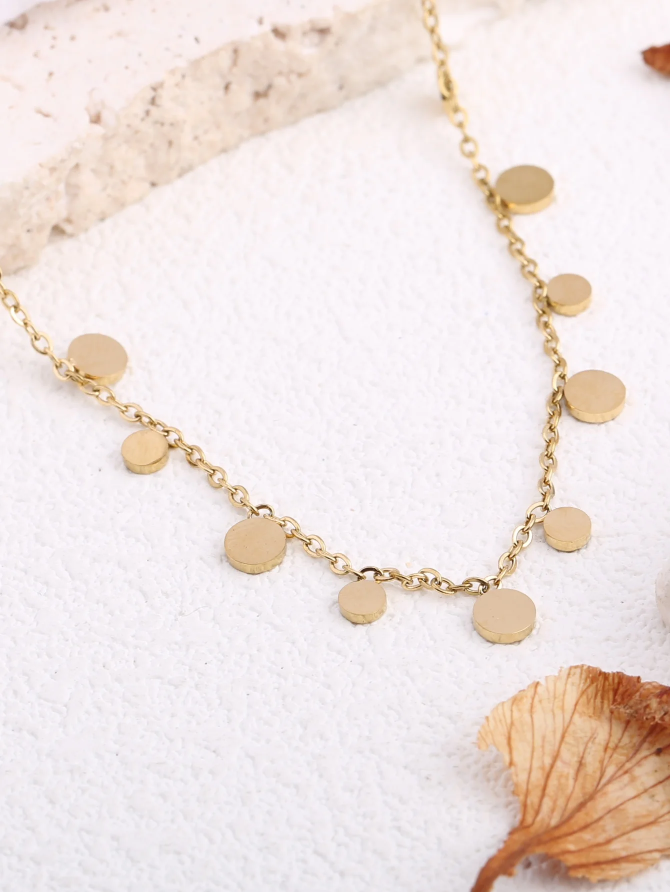 1 Piece of Stainless Steel 18K Gold-Plated Staggered Round Disc Tassel O-Shaped Necklace, Light Luxury Shiny Small Round Pendant Clavicle Chain, Suitable for Women's Daily Commute, Dating, Banquets, Parties, Workplace / Stackable for Multiple Wearing Occasions
