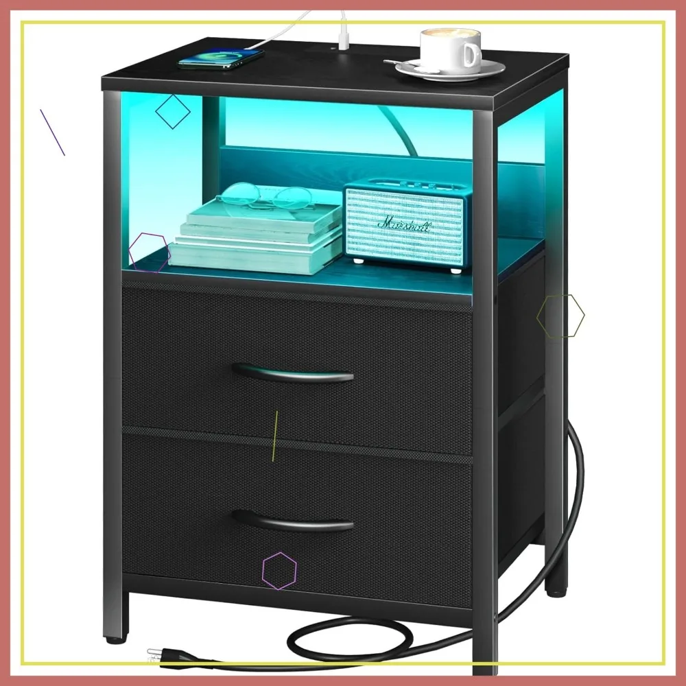 

Светодиодная прикроватная тумбочка с зарядной станцией, тканевыми ящиками и полкой для хранения, USB-портами и розетками переменного тока для спальни