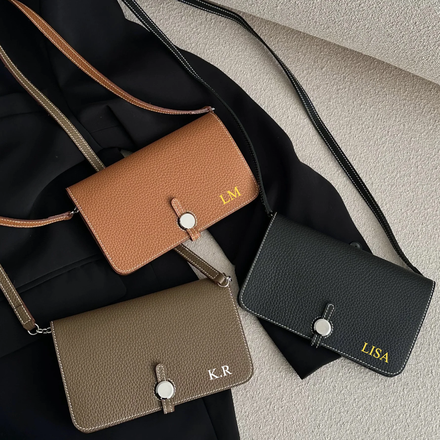 حافظة جواز سفر من جلد البقر قابلة للتخصيص مجانًا حقيبة هاتف نسائية متعددة الأغراض ثلاثة في واحد حقيبة كروس بكتف واحد