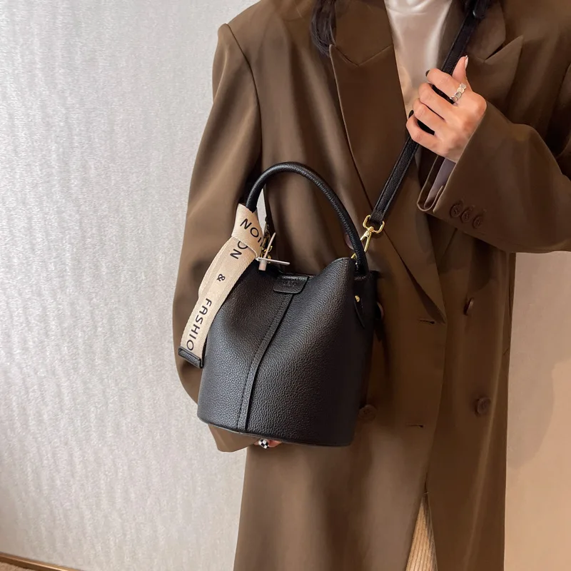 

Fashionable women's bucket handbag, niche design with color block, stylish crossbody and shoulder bag