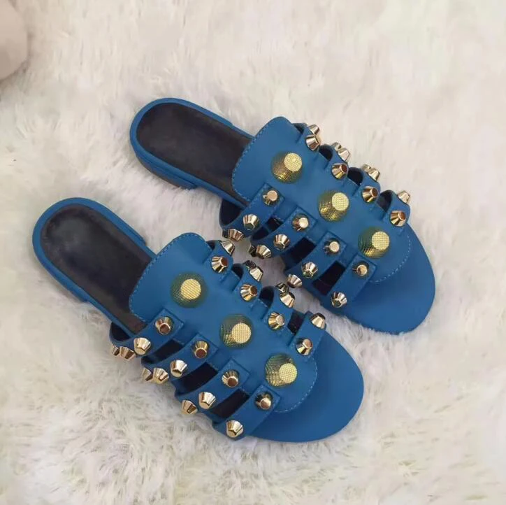 

Модные женские сандалии на плоской подошве с золотыми заклепками и кожаными ремешками, синие гладкие кожаные женские тапочки без шнуровки, летние популярные шлепанцы