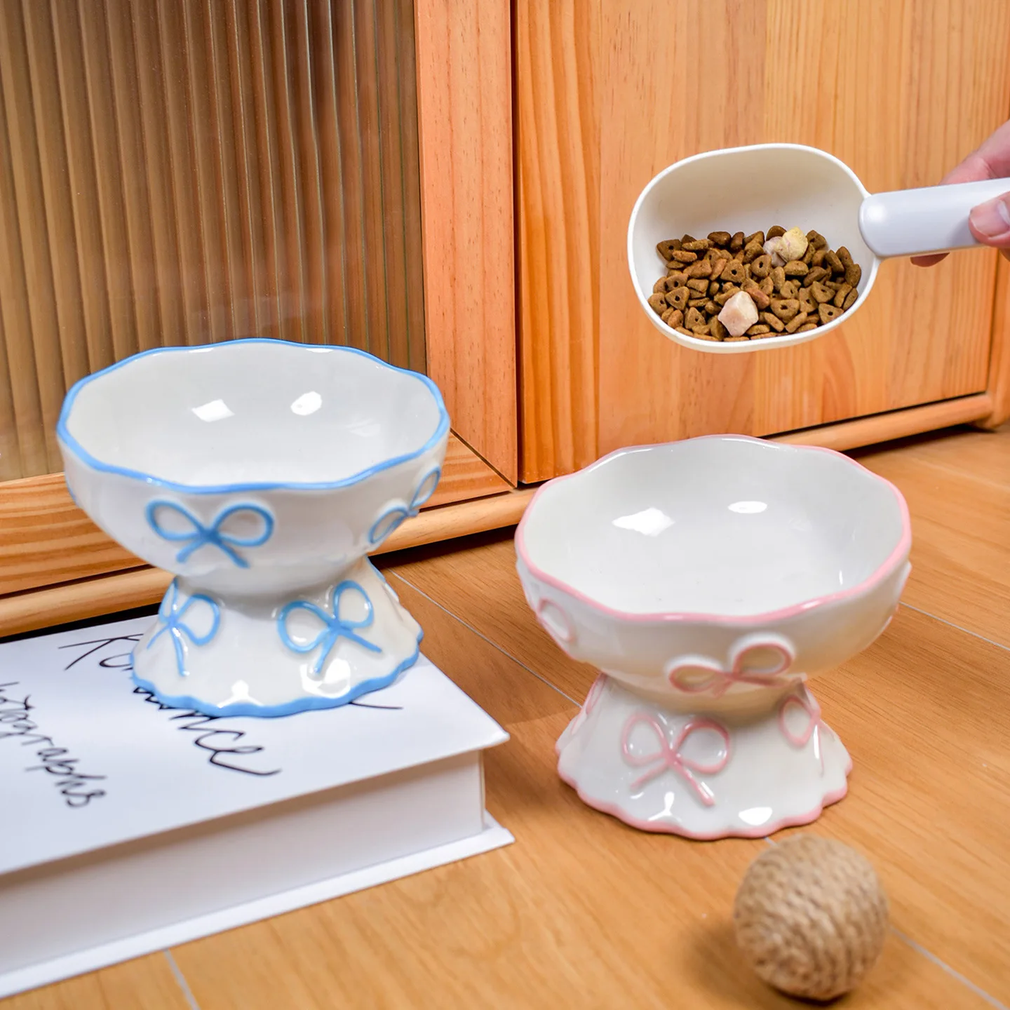 

Креативная рельефная бабочка с бантиком, керамическая миска для домашних животных на высоких ножках, противоударная поилка с наклонным ртом для собак, кошек, товары для домашних животных