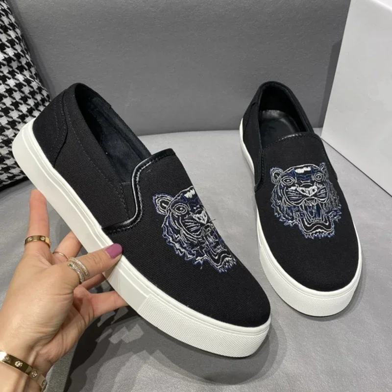 Japanese Korean Style  Fashionable Loafer Canvas Tiger Head Embroidered Pattern Flat Bottomed Men\'s Casual Sports Shoes