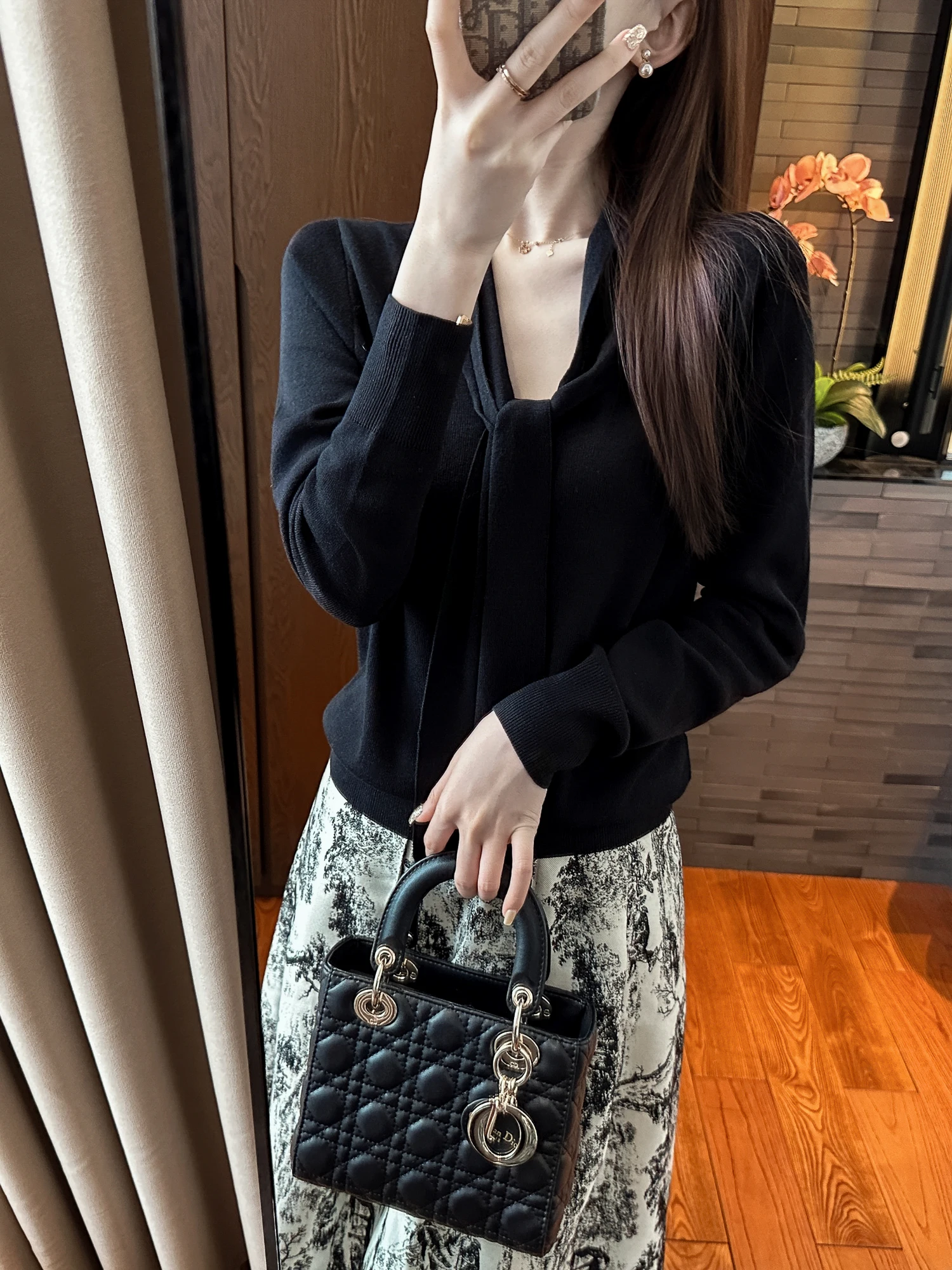 

Модный черный шерстяной трикотаж: нежный на ощупь, универсальный предмет гардероба. Идеально для осени, для поездок на работу, приталенный крой, V-образный вырез, длинный рукав, термо.