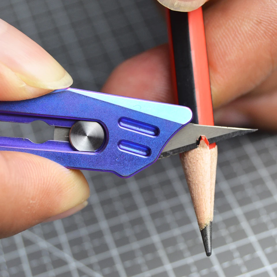 

Мини-портативный универсальный нож Harnds с титановой ручкой, выдвижной резак для коробок с 5 лезвиями SK5 для офиса и дома